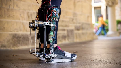 Μηχανικοί έφτιαξαν «ρομποτική μπότα» που κάνει το περπάτημα ευκολότερο (BINTEO)