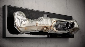 Η ηχόμπαρα της Porsche Design που είναι φτιαγμένη από κανονική εξάτμιση Porsche!